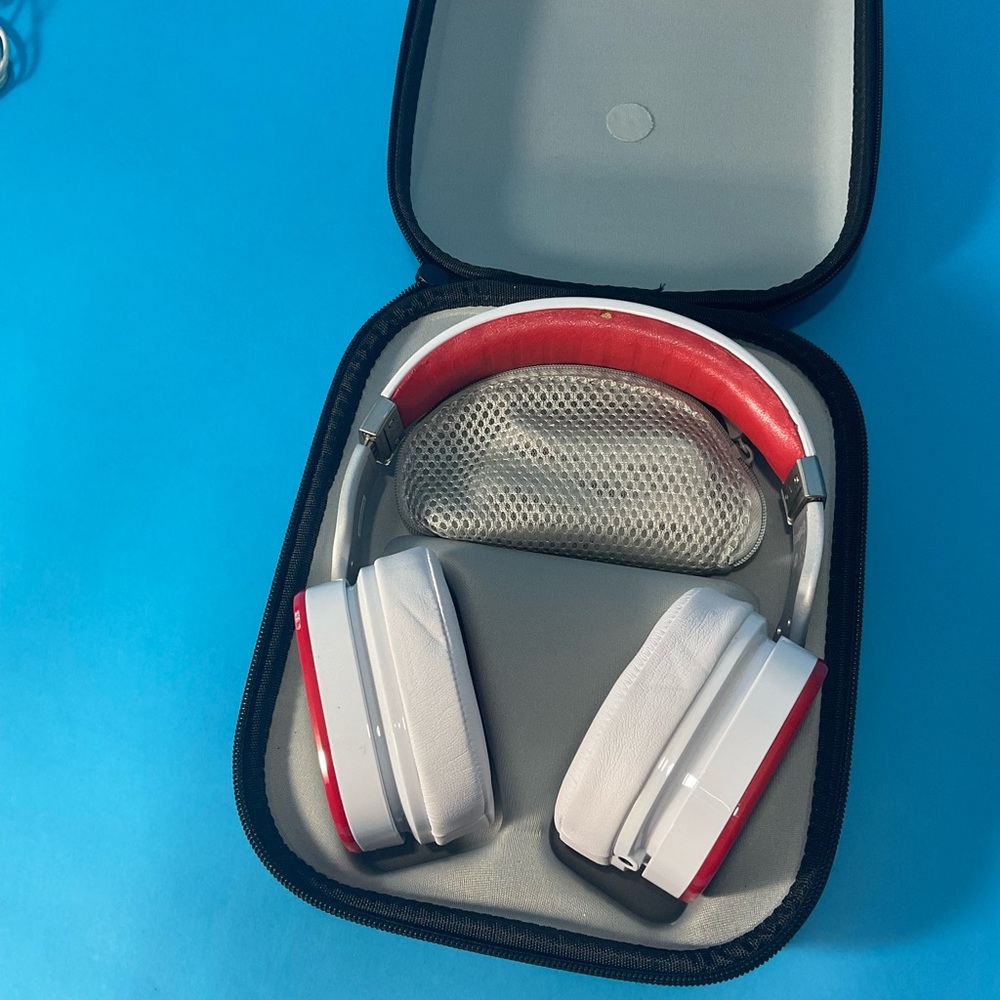 Ferrari white logic 3 headphones